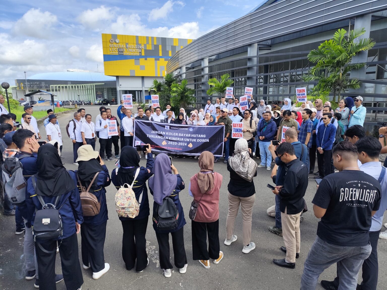 Tuntut Pembayaran Tukin, Ratusan Dosen di Bawah Kemendikbudristek Saintek Gelar Aksi Demo