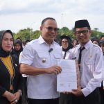 Pemkab Kotabaru Serahkan SK kepada 2.409 PPPK Paruh Waktu IMG-20251126-WA0116
