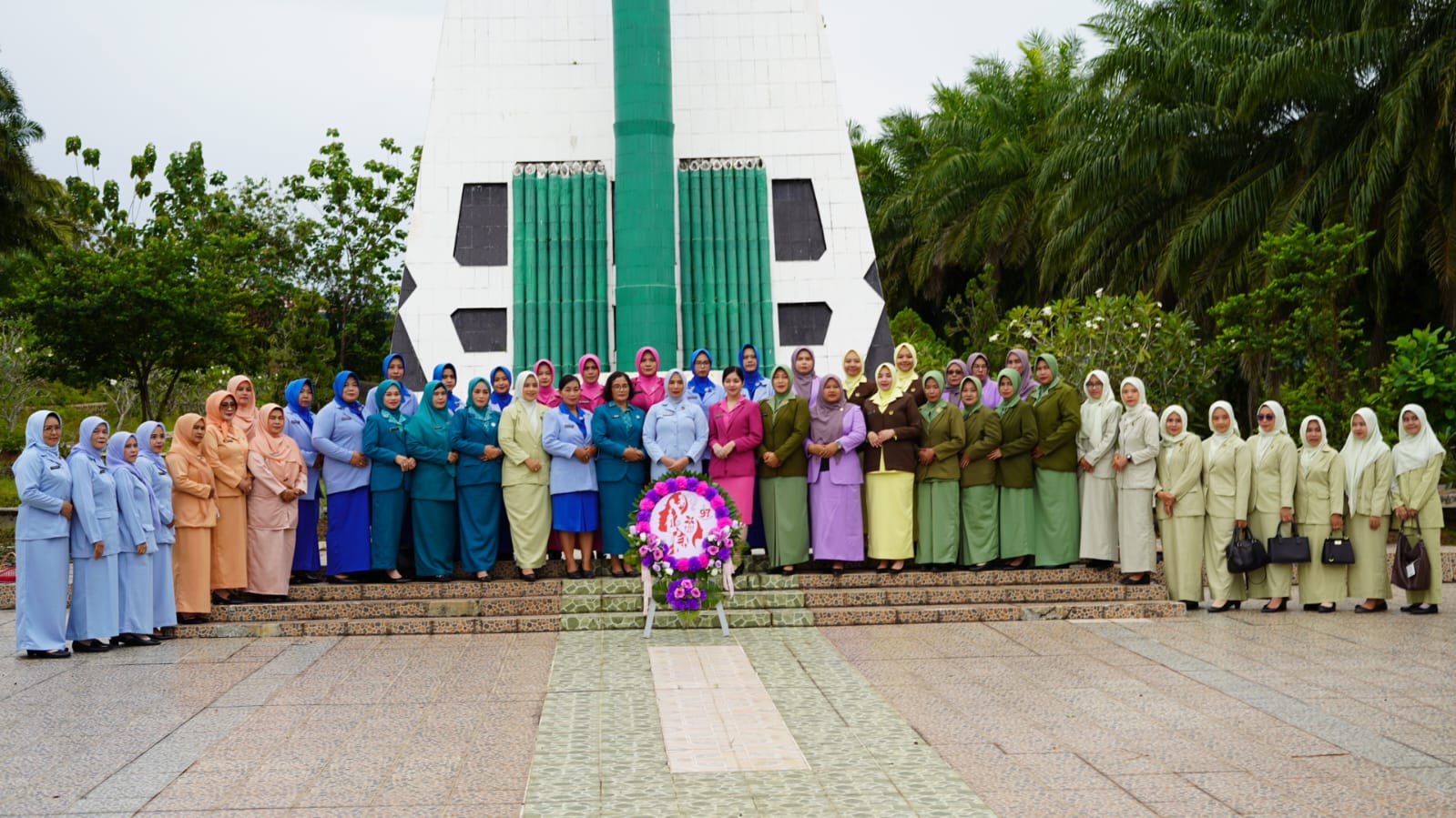 Pemkab Kotabaru kunjungan ke Makam Pahlawan Dalam Rangka Hari ibu