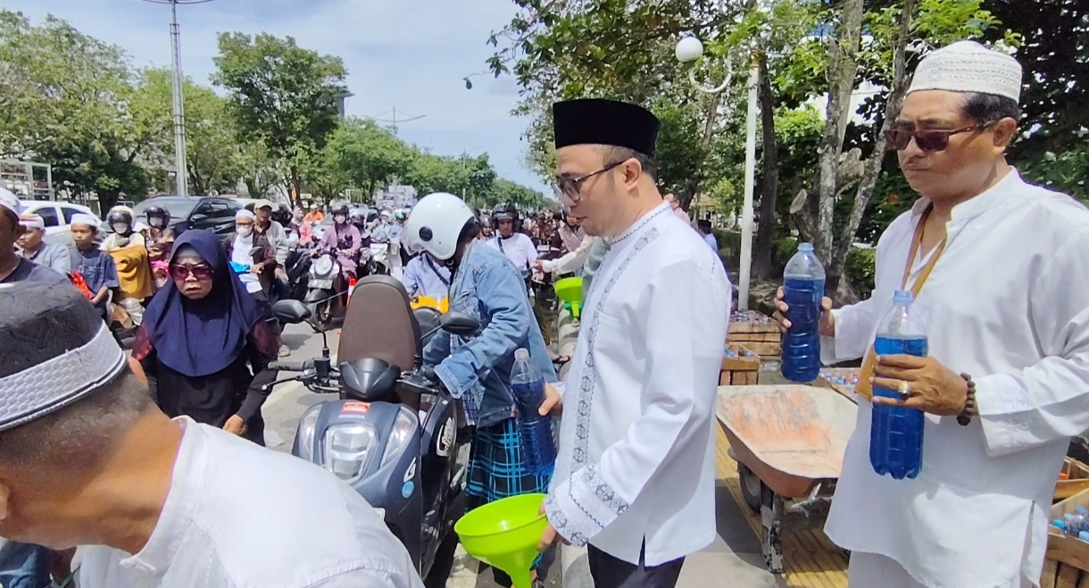 PT Bangun Banua Kalsel Bagikan 2.000 Liter BBM Gratis untuk Jemaah 5 Rajab di Sekumpul