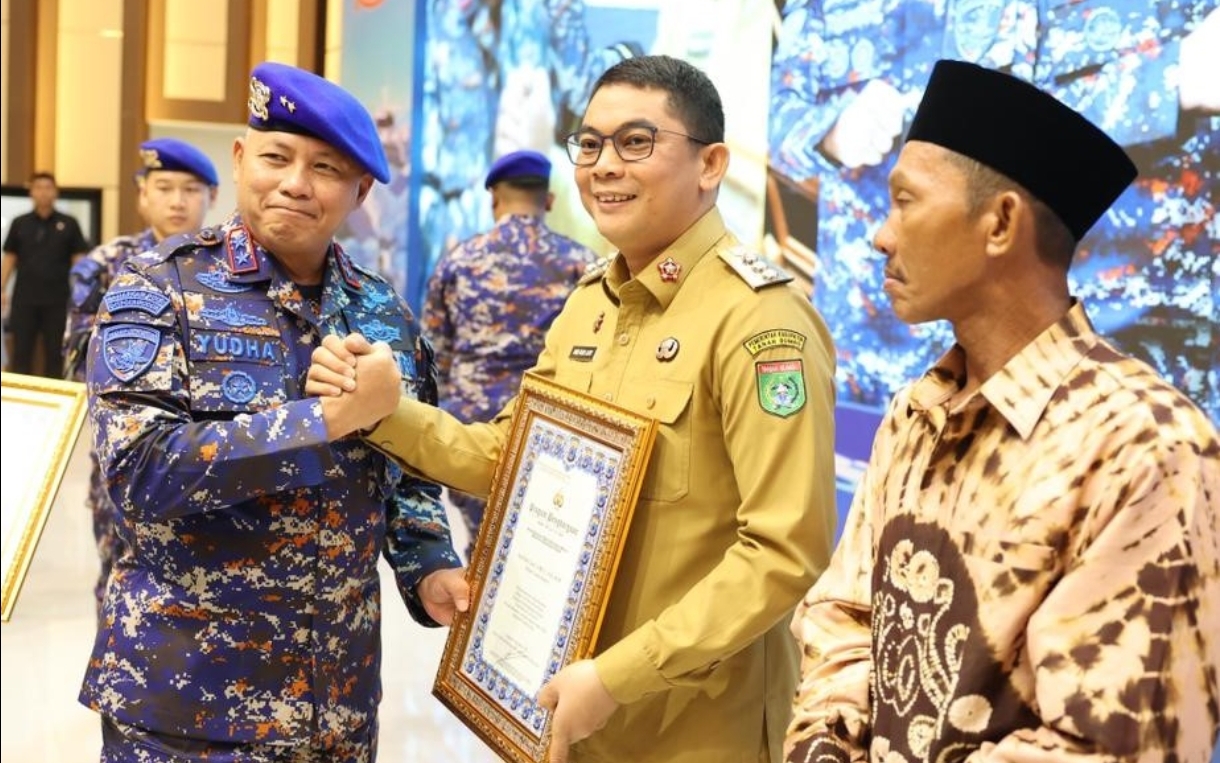 Bupati Tanah Bumbu Andi Rudi Latif Terima penghargaan di HUT ke-75 Polairud