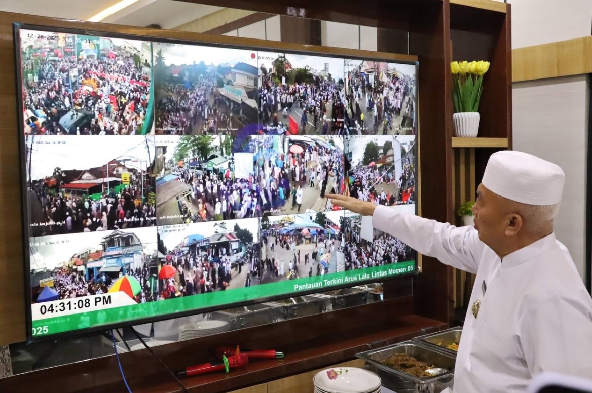Pastikan Kelancaran Momen 5 Rajab 1447 H, Gubernur Muhidin Pantau CCTV di Posko V