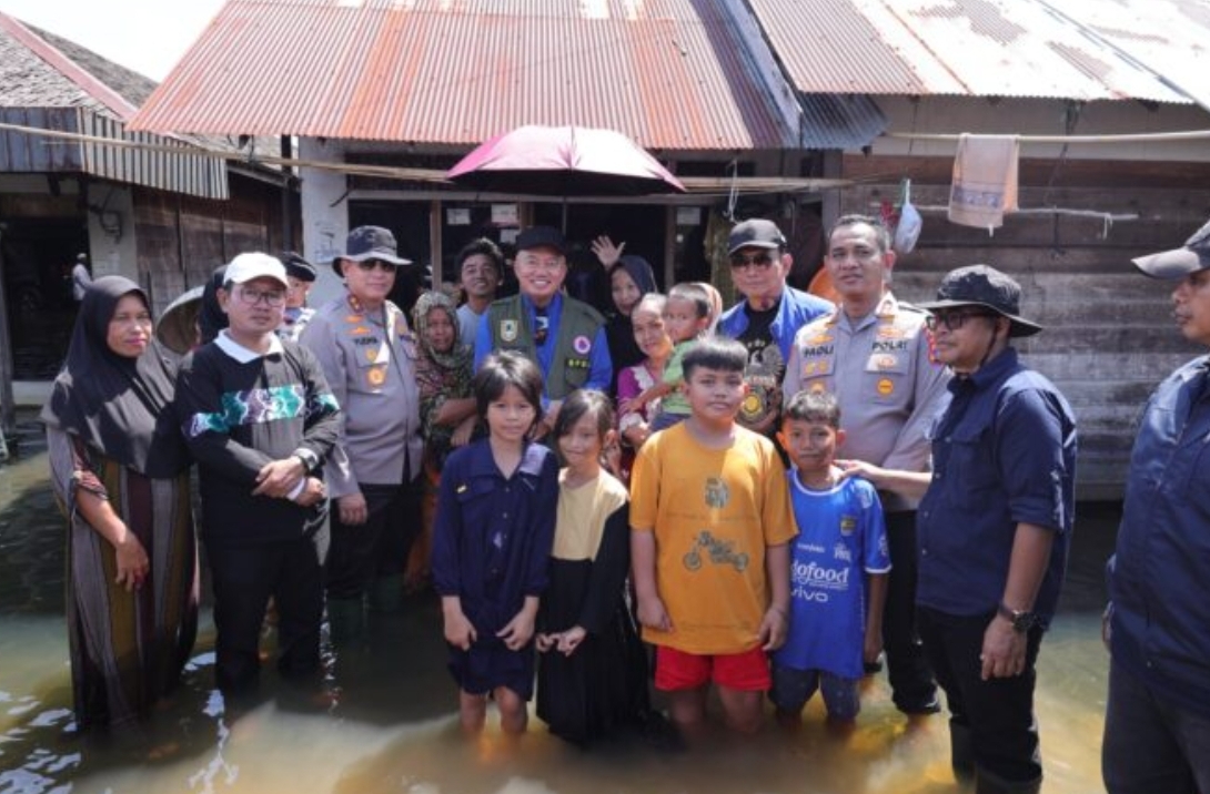 Gubernur Kalsel Salurkan Bantuan Tunai untuk Ribuan Warga Terdampak Banjir, Satu Rumah Dapat Rp300.000