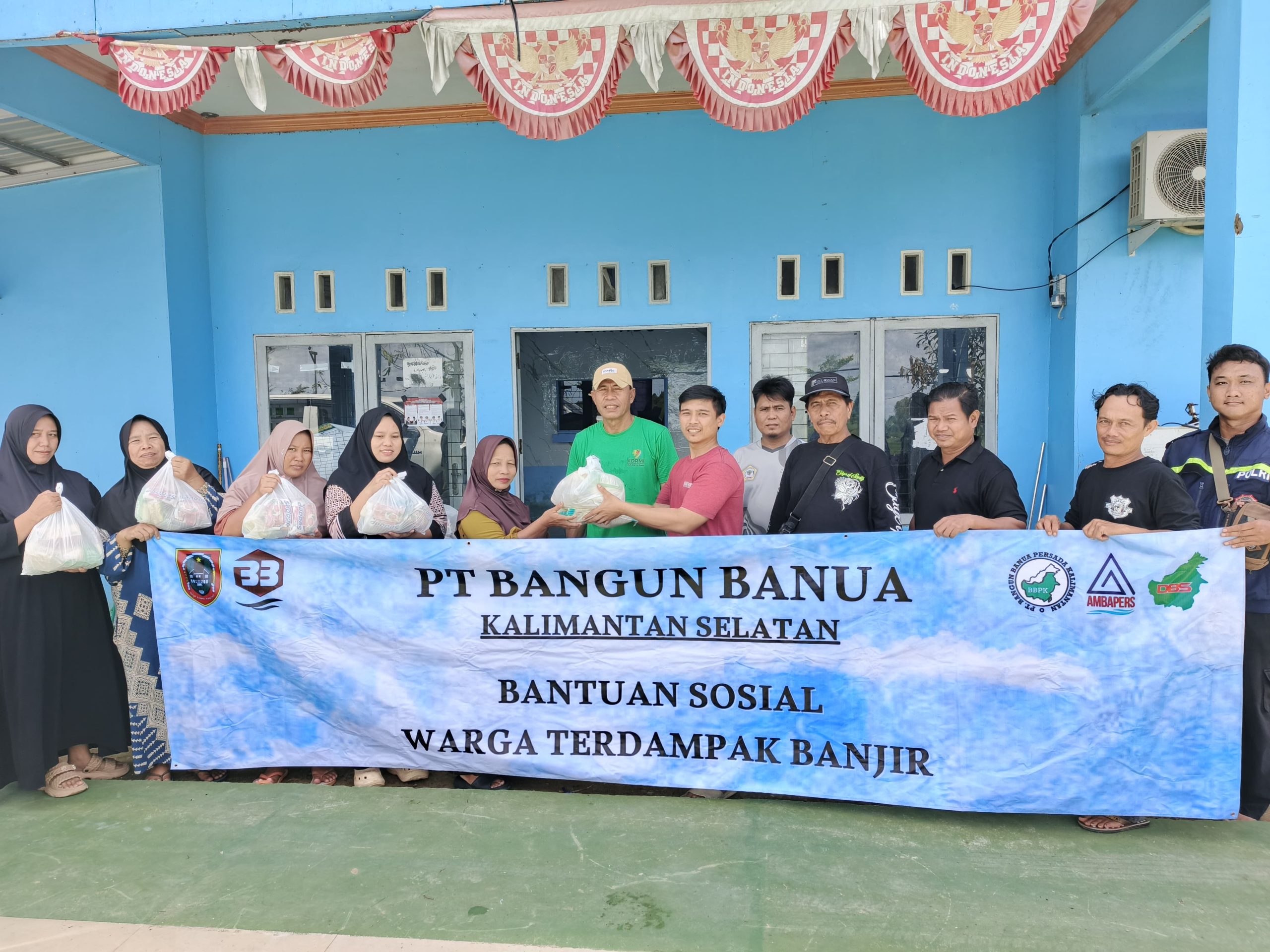 PT Bangun Banua Salurkan 300 Paket Sembako untuk Korban Banjir di Jejangkit Muara
