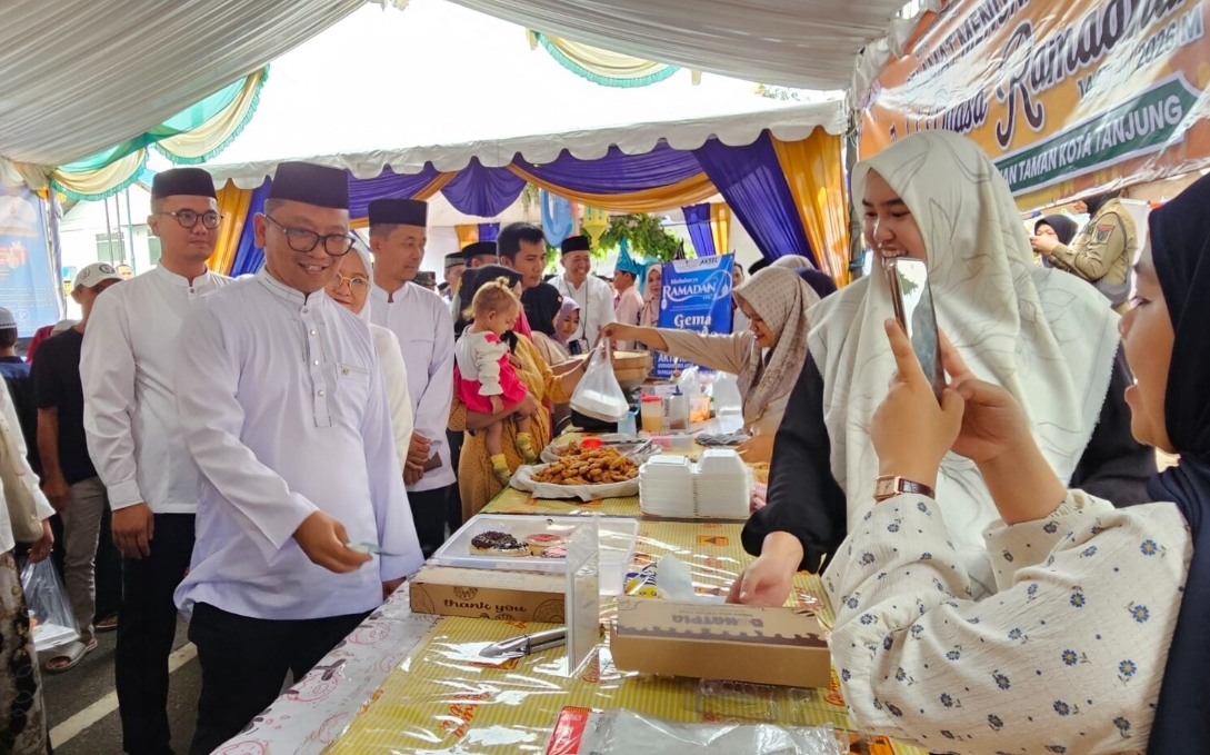 Bupati Tabalong Tekankan Kualitas dan Kebersihan pada Pembukaan Pasar Ramadhan 1447 H