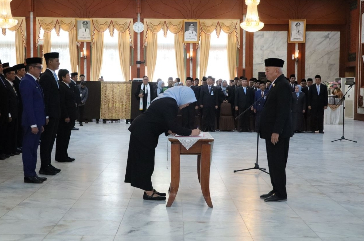 Gubernur Muhidin Lantik 292 Pejabat, Tekankan Digitalisasi Pelayanan Publik