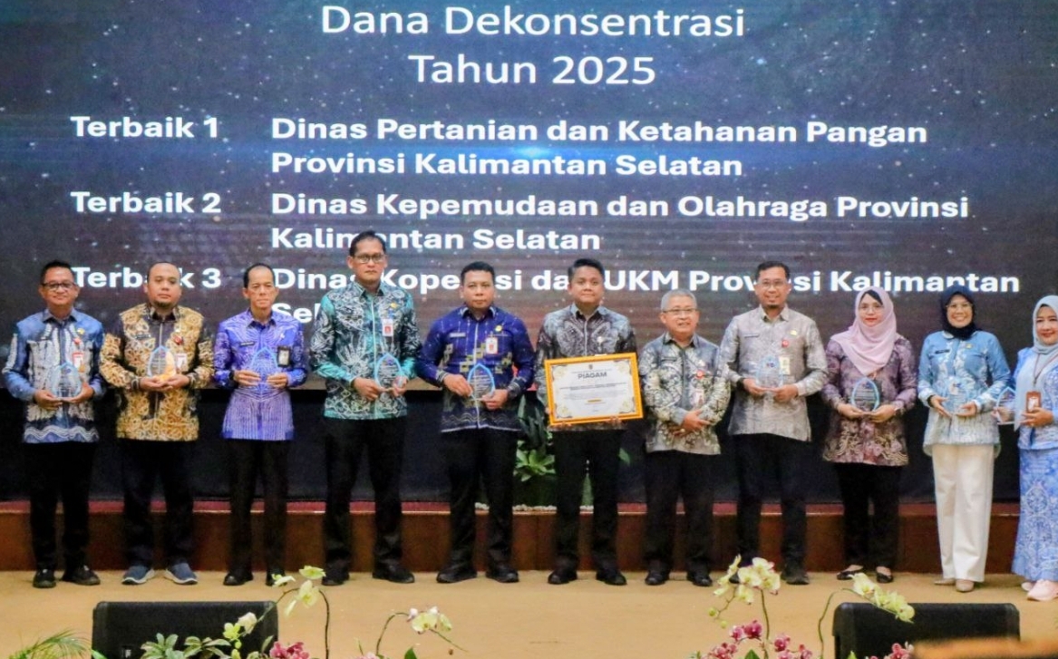 Gubernur Kalsel H. Muhidin Serahkan Penghargaan Kinerja Pengelolaan APBN pada Rakor Percepatan Pembangunan