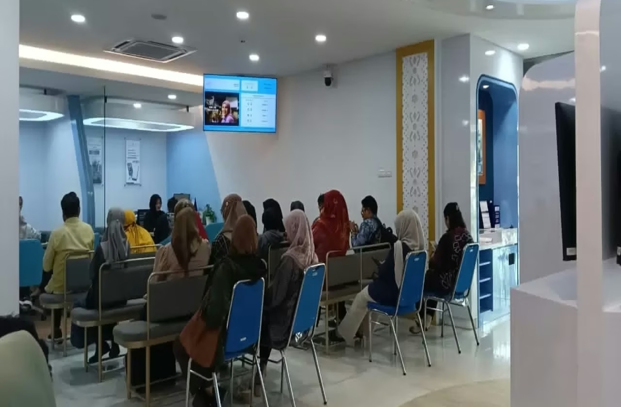 Ramadhan, Layanan Bank Kalsel Terlihat Penuh Nasabah