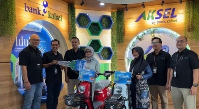 Tiga Nasabah Bank Kalsel Cabang Utama Raih Sepeda Listrik dari Undian Kredit Multiguna