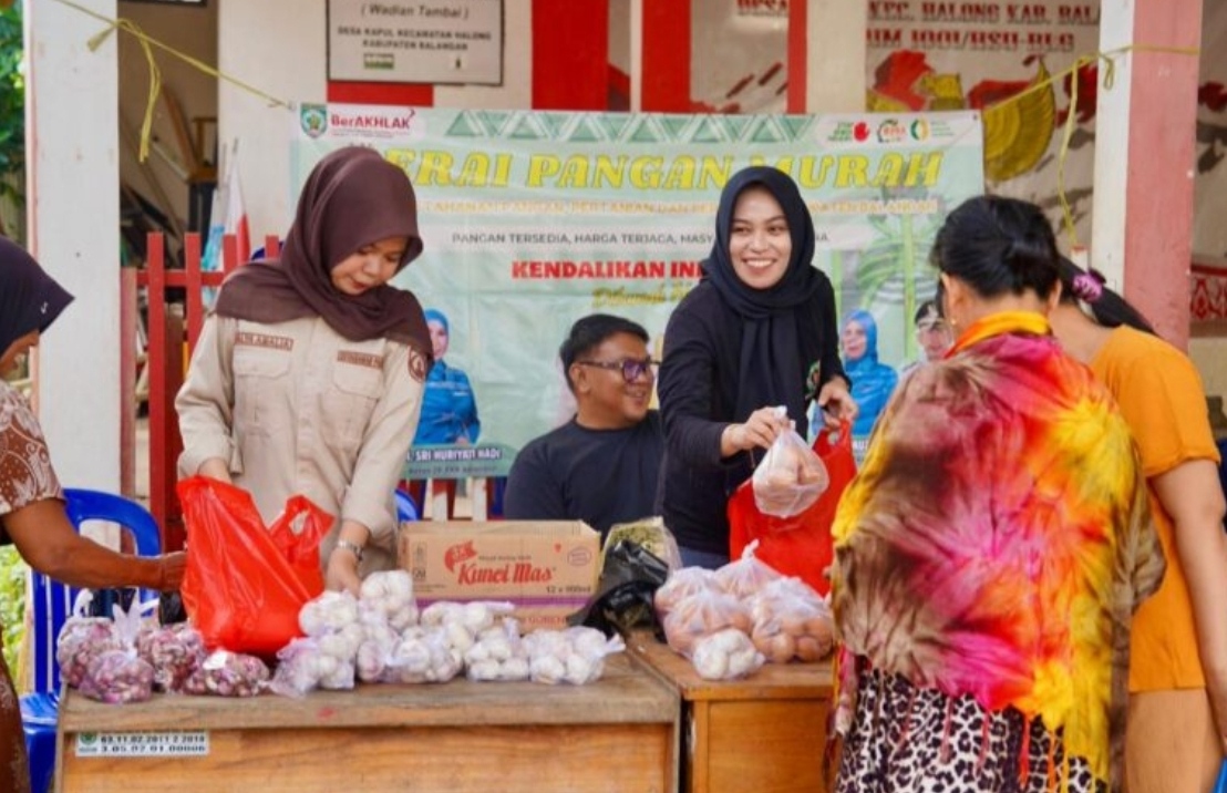 Disperindag Balangan Gelar Pasar Murah di Desa Kapul, Warga Antusias Berburu Sembako Murah