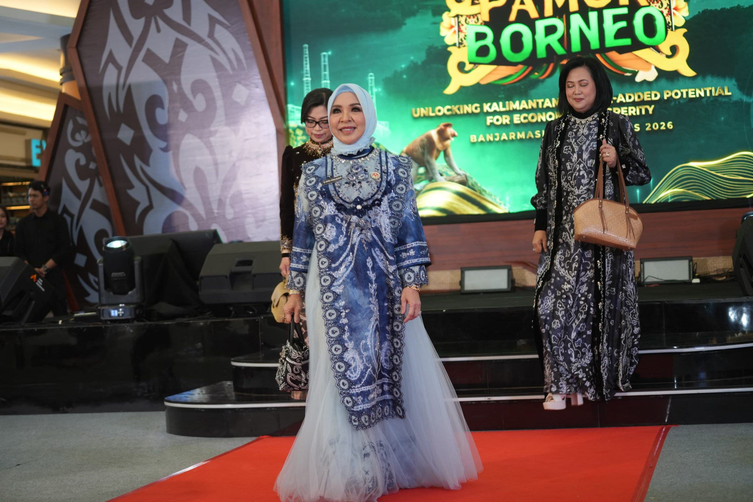 Hj. Fathul Jannah Muhidin Tampilkan Sasirangan pada Gelaran Wastra Nusantara Pamor Borneo 2026