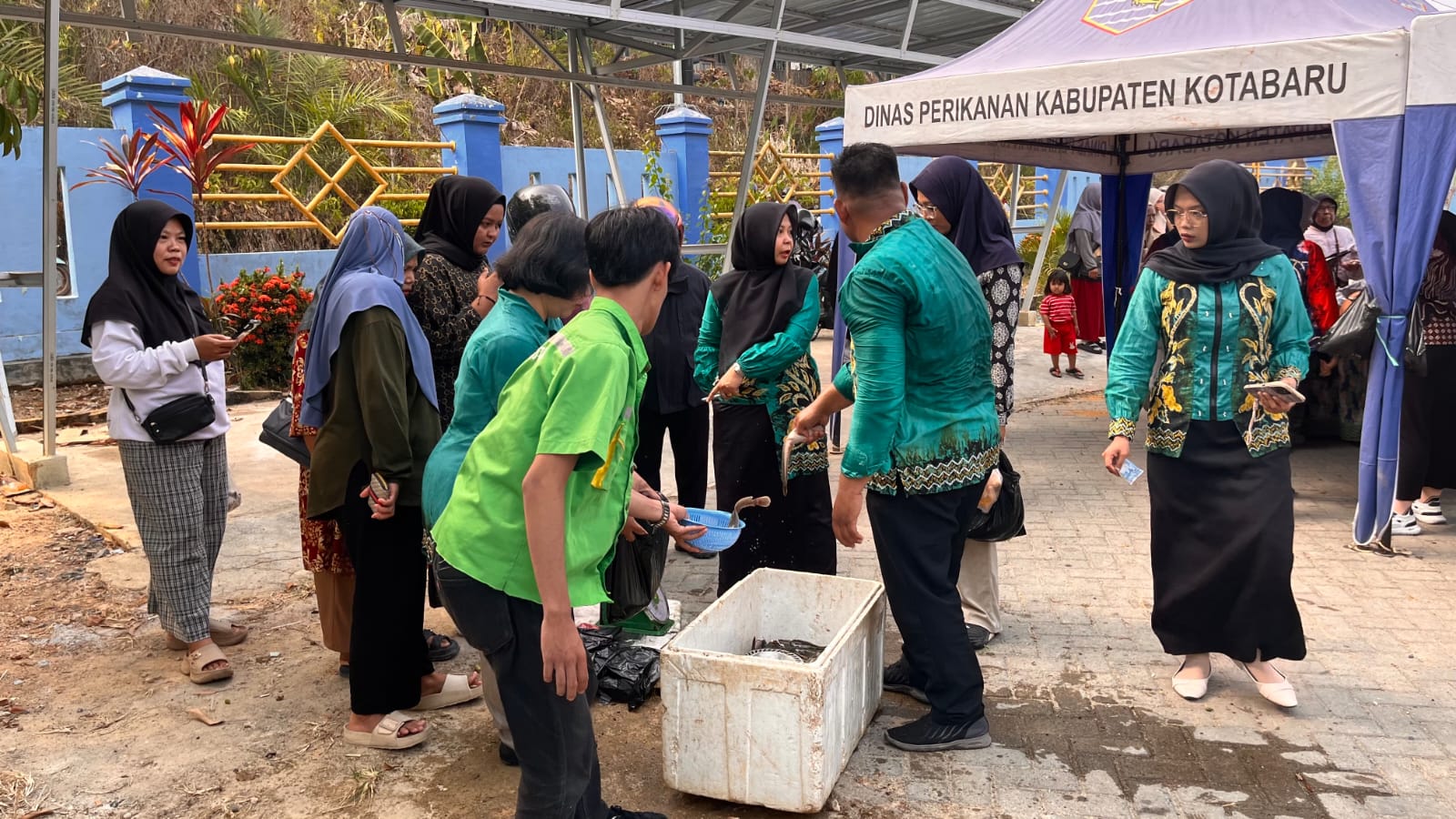Dinas Perikanan Kotabaru Gelar Gerai Ikan Murah, Warga Antusias Berbelanja