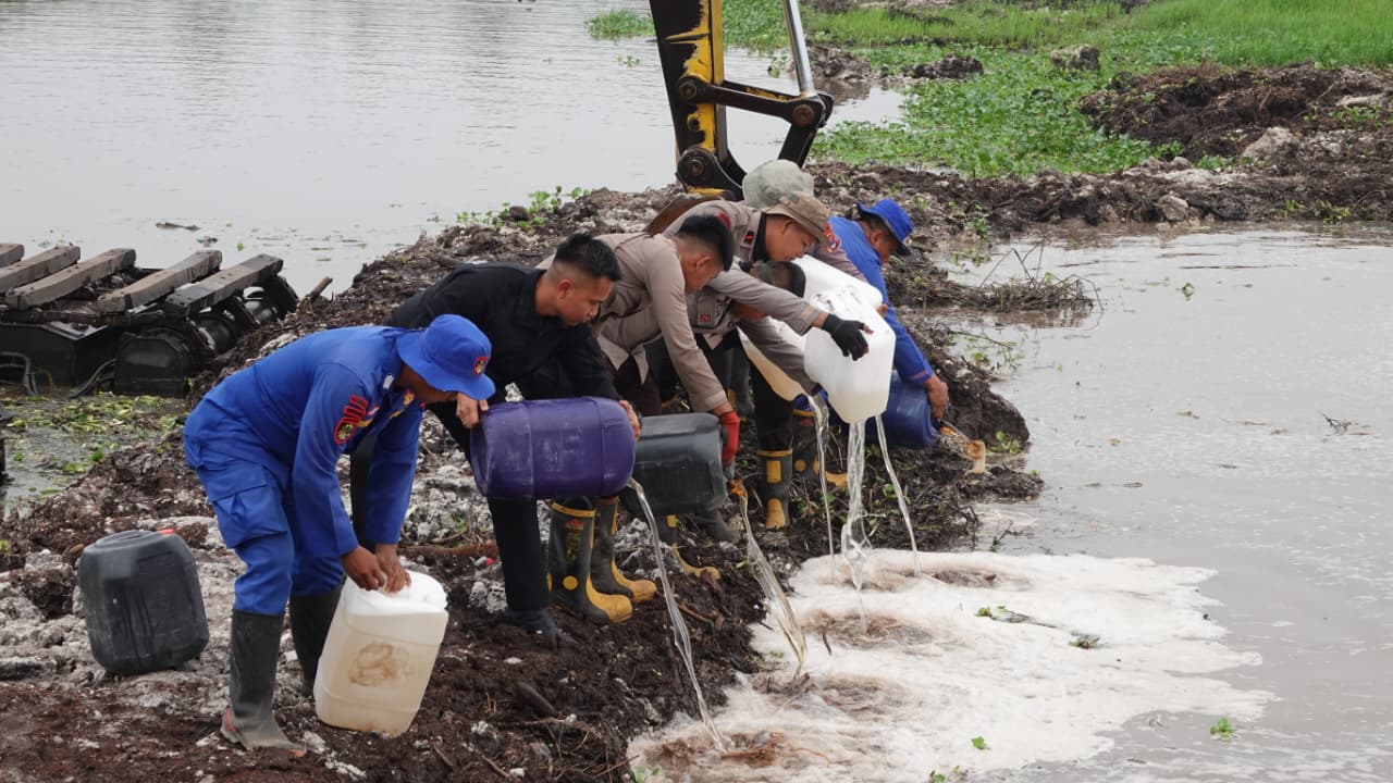 Gubernur Muhidin dan Kapolda Kalsel Uji Campuran 1.000 Liter Surfaktan untuk Cegah Api Kembali Menyala